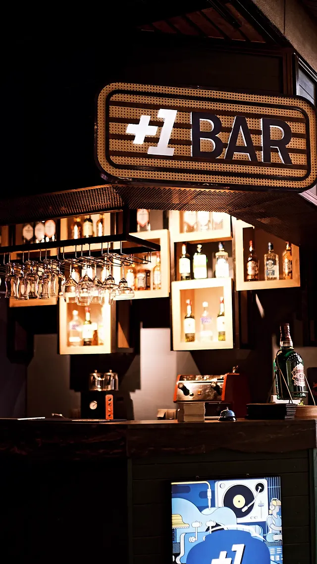 Bar tezgâhı ve şişe duvarı